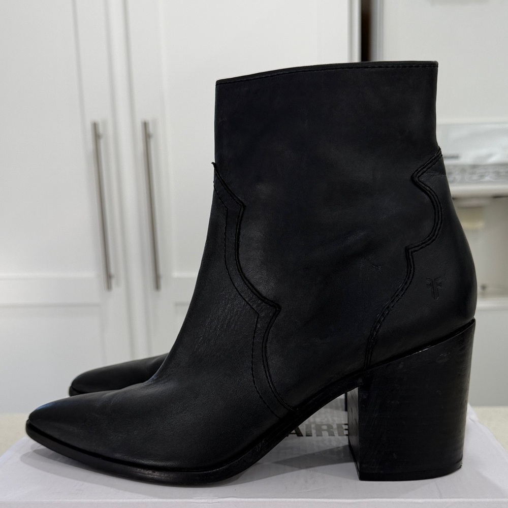 FRYE FLYNN SHORT INSIDE ZIP PEWTER 10M Excellent Condition Retail Price $350